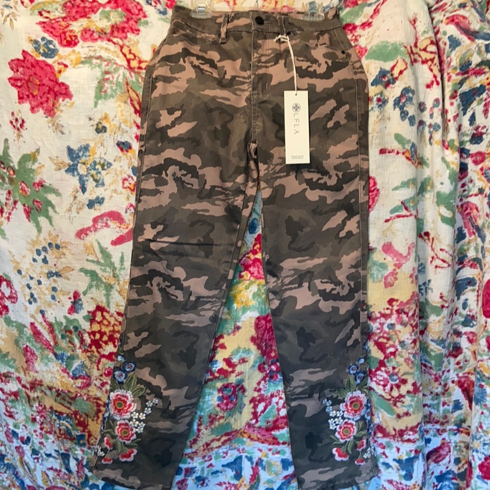 LAURIE FELT CAMO JEANS W/EMBROIDERY XXS NWT